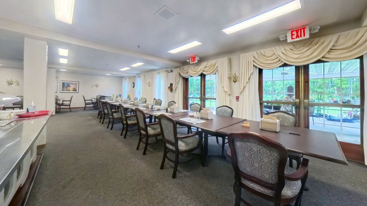 Emerald Pointe dining room common area